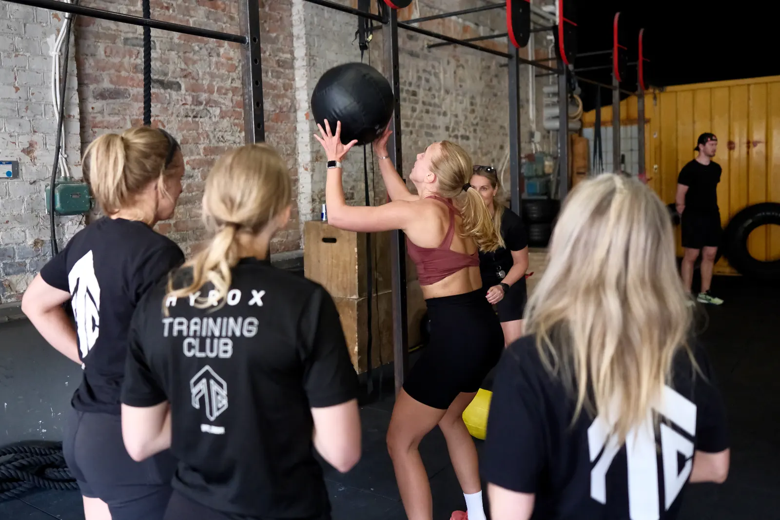 En coach och en nybörjare i lokalen på FTC CrossFit